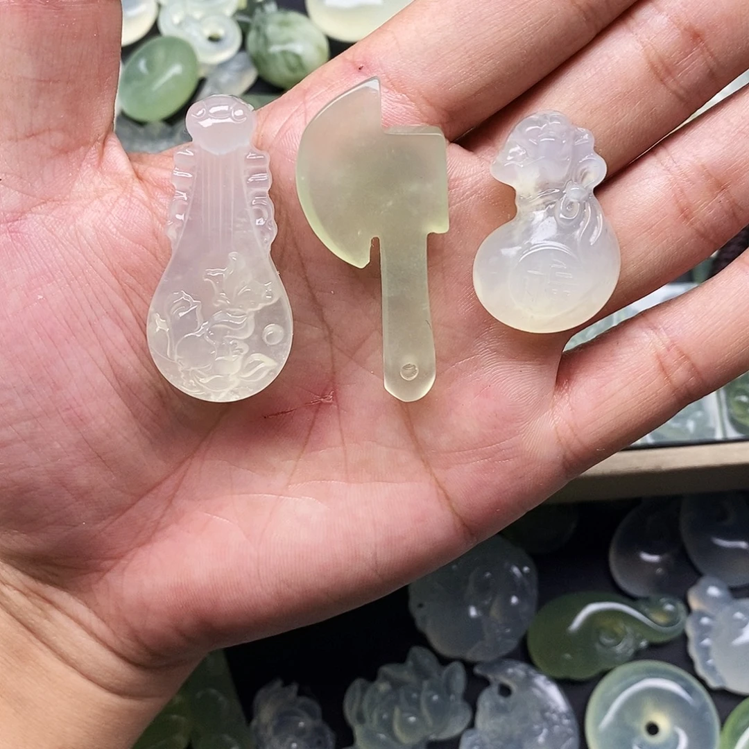 破***局蛇纹石玉未镶嵌颈饰