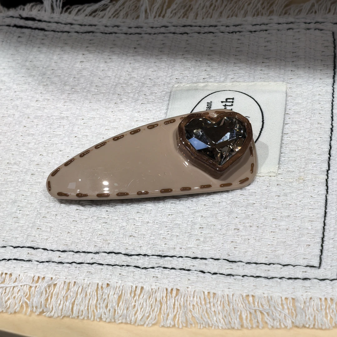 B626浅咖色大颗爱心闪闪弹簧夹