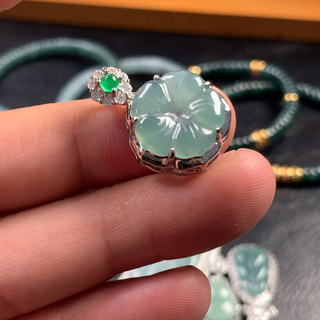 翡翠未镶嵌颈饰有钱花