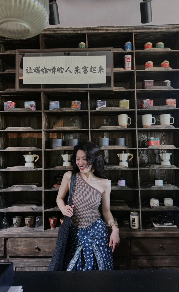 MIRROR 【涛姐精选】咖色挑窟针织露背斜肩上衣