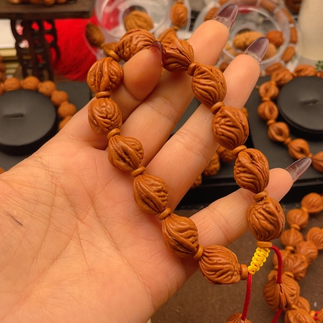 汝***、吊坠桃核红红火火。红红火火