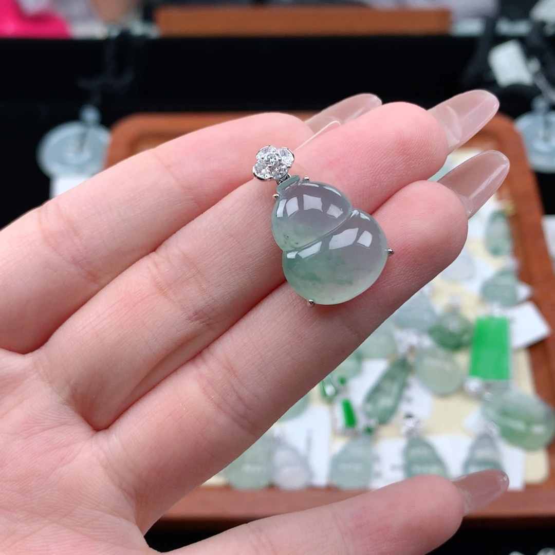 翡翠18K金镶嵌颈饰霄**弟天然翡翠