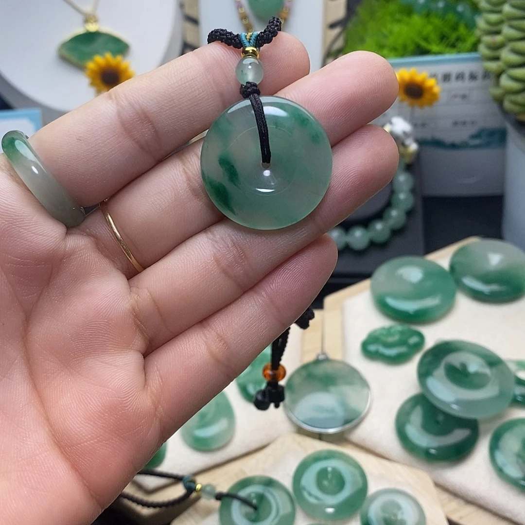 颈饰未镶嵌石英岩玉