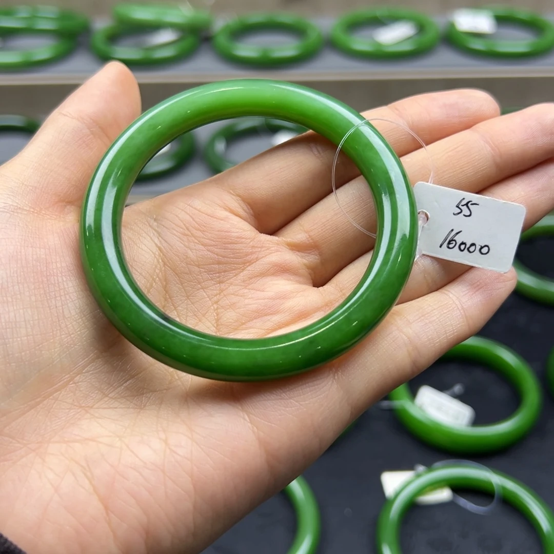 和田玉（碧玉）未镶嵌手镯碧玉高色艳底艳辣阳绿微带矿皮5556