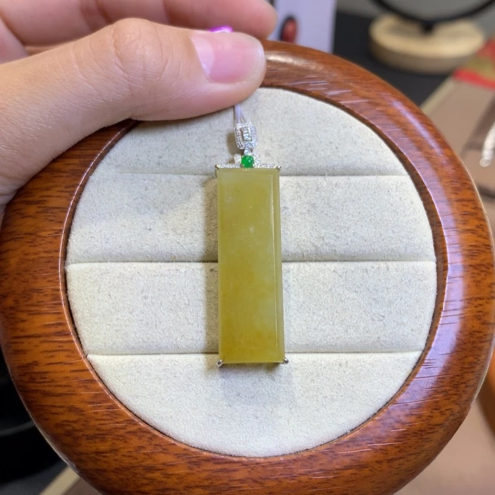 翡翠18K金镶嵌颈饰翡翠