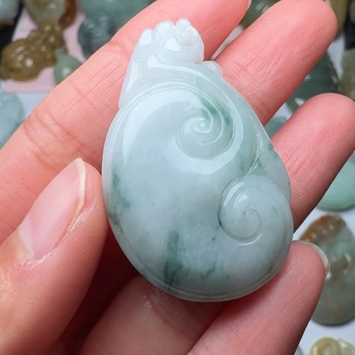 翡翠未镶嵌颈饰如意