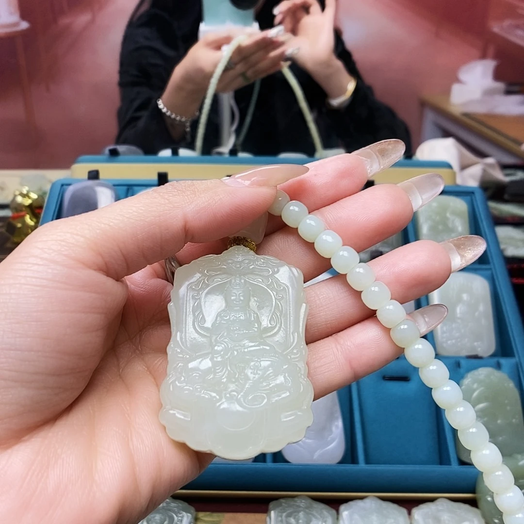 和田玉颈饰未镶嵌长****）