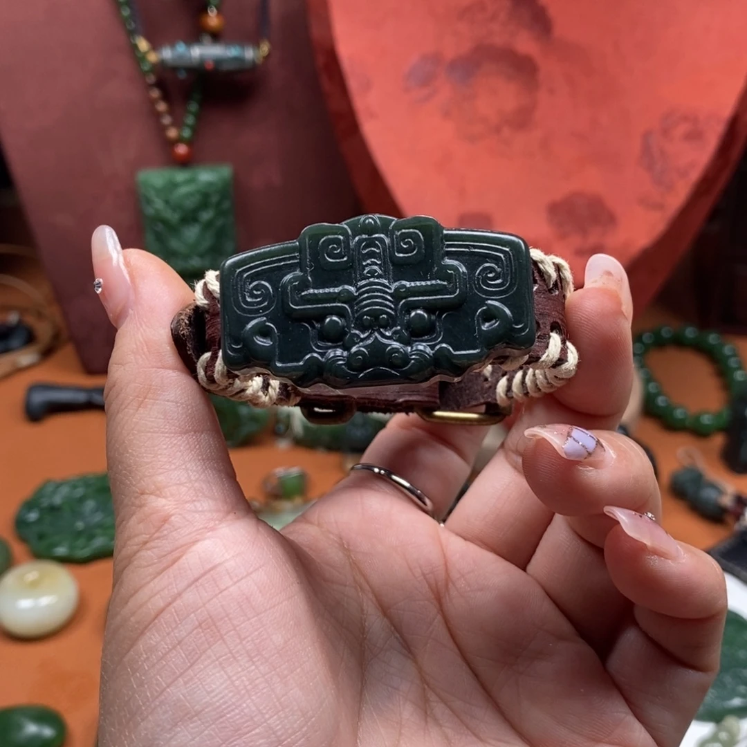 知***返和田玉未镶嵌颈饰