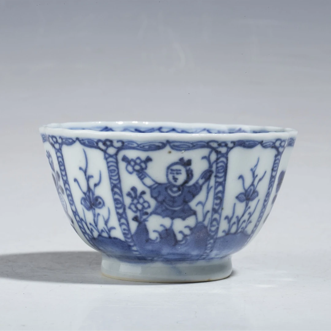 【拍卖-清康熙】·青花开窗花卉婴戏纹花口杯