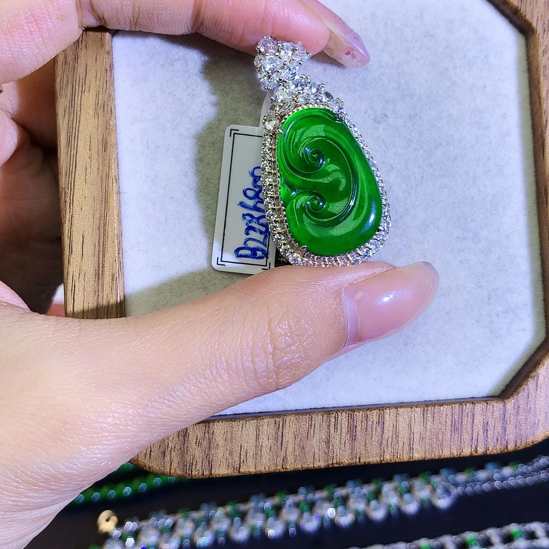 翡翠颈饰银S925镶嵌天然翡翠如意