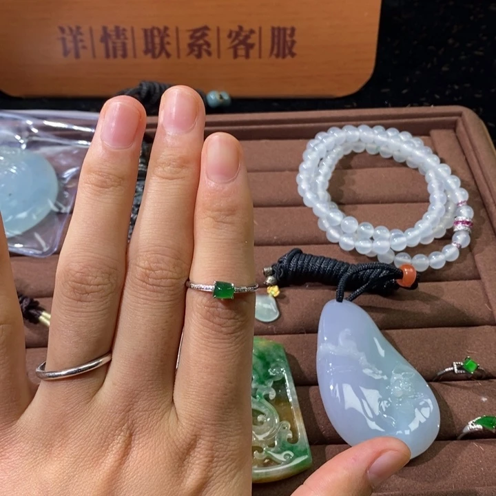 颈饰18K金镶嵌翡翠