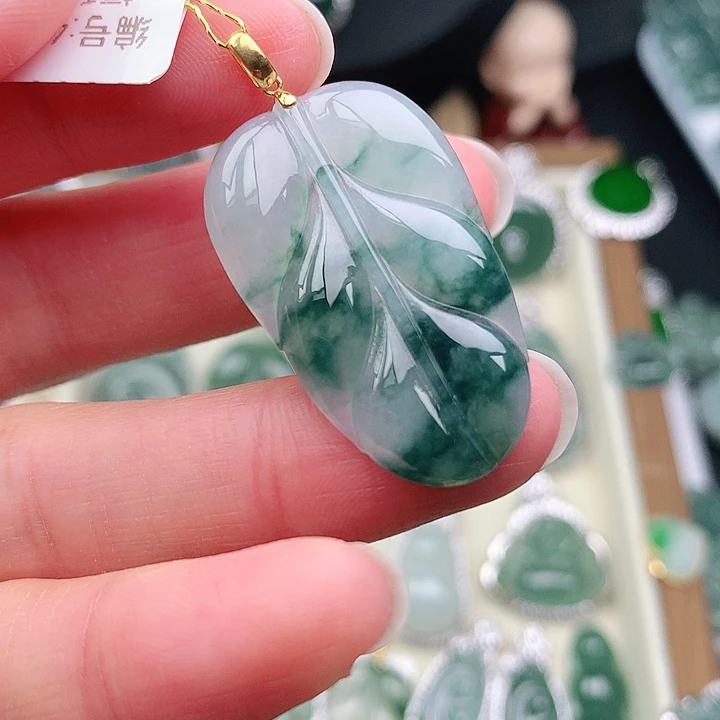颈饰18K金镶嵌翡翠吊坠