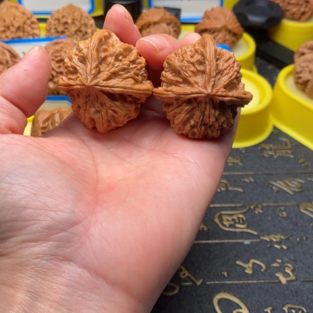 曾***经文玩核桃吊坠三棱