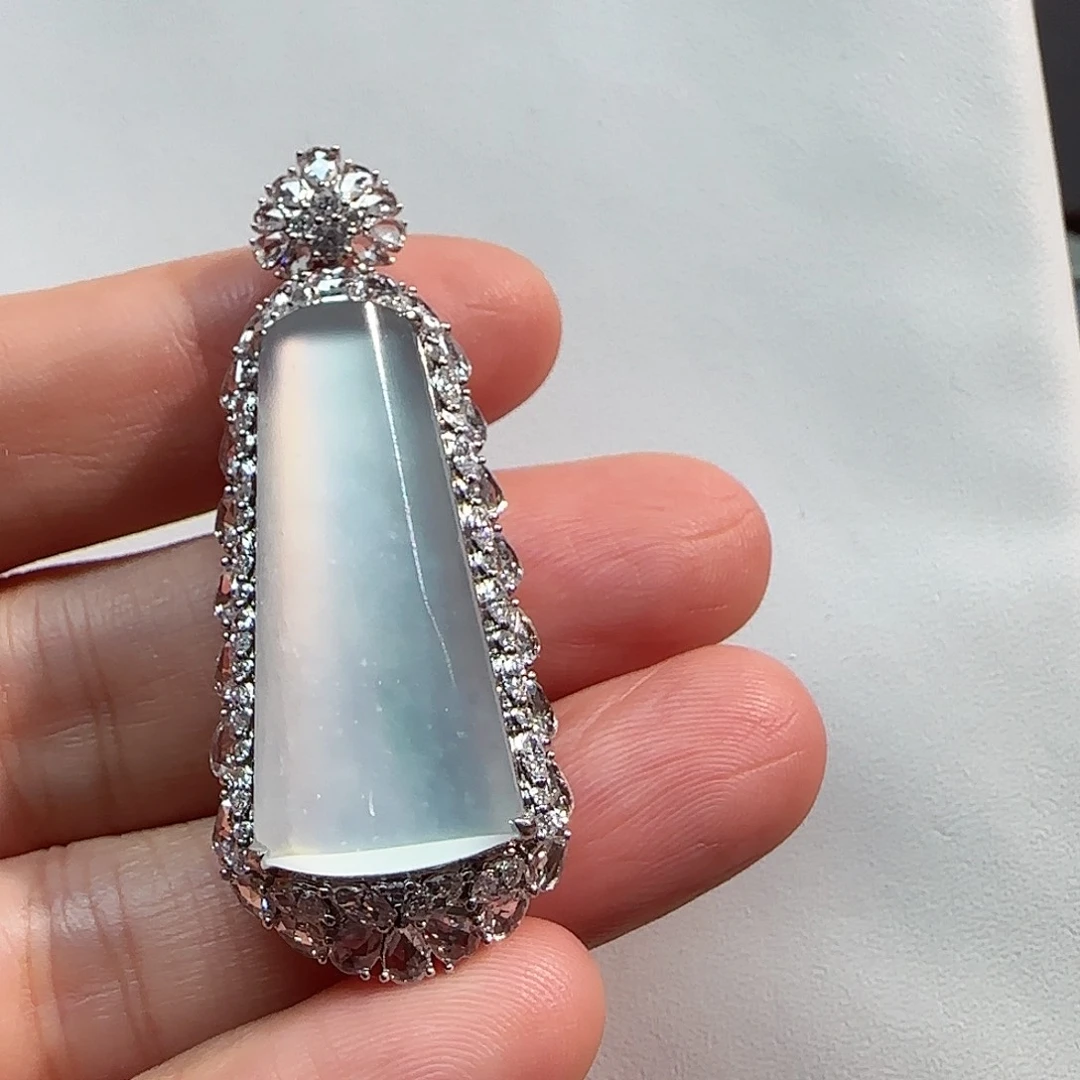 翡翠18K金镶嵌颈饰无事柱