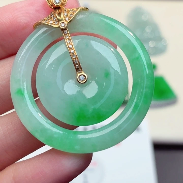 翡翠18K金镶嵌颈饰