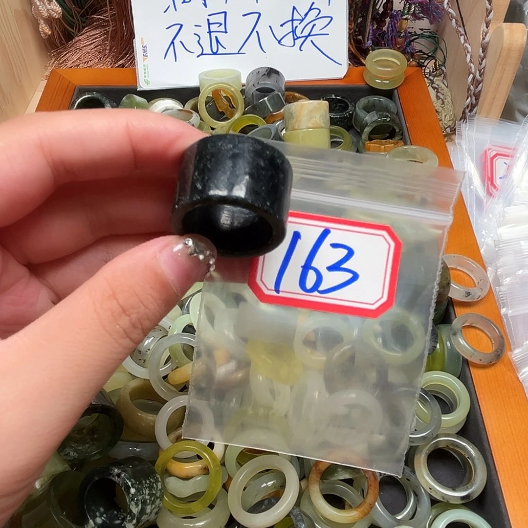 路***璐未镶嵌蛇纹石玉珠宝奇石