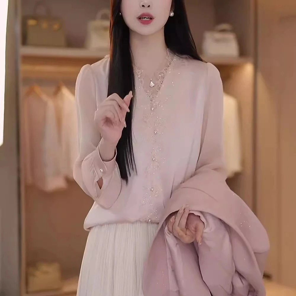 法式粉色v领蕾丝衬衫女士春季2025新款洋气减龄独特漂亮缎面上衣