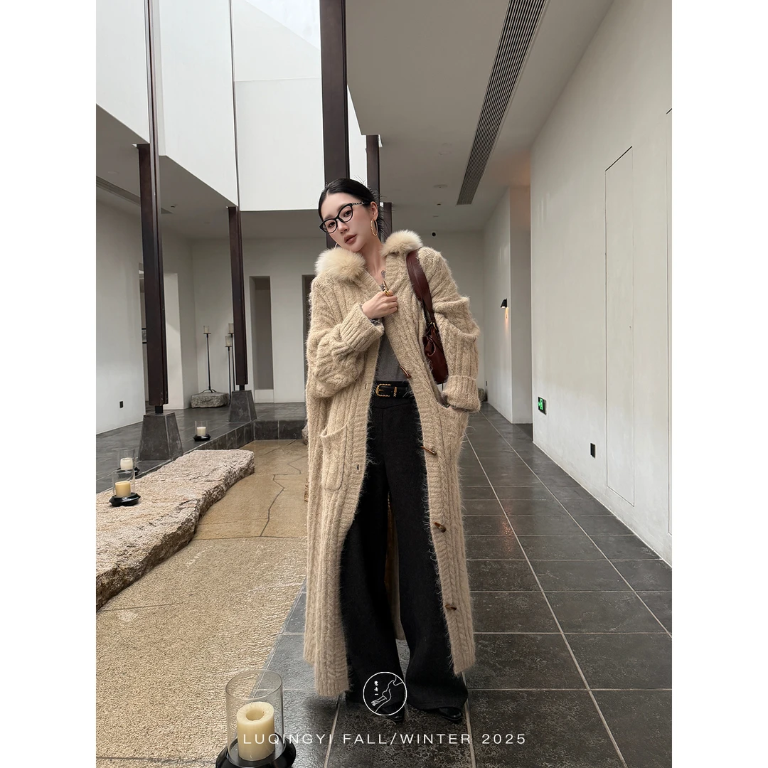 鹭青一原创【以柔】复古牛角扣狐狸毛长款毛衣外套L25M3406K