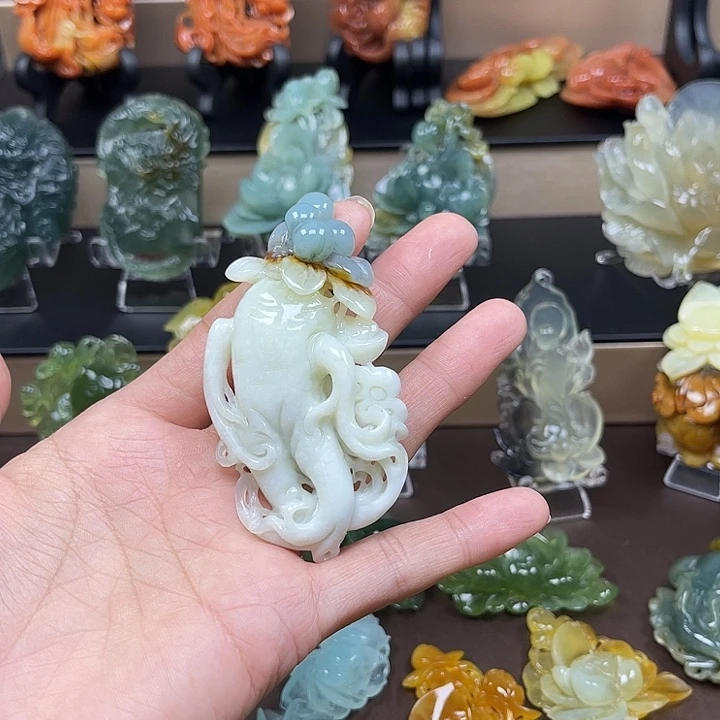 桃***子蛇纹石玉未镶嵌颈饰