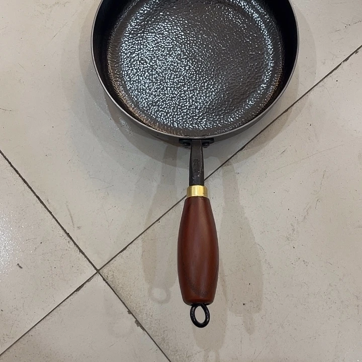 胡***白熟铁22煎锅微瑕特价不退不换