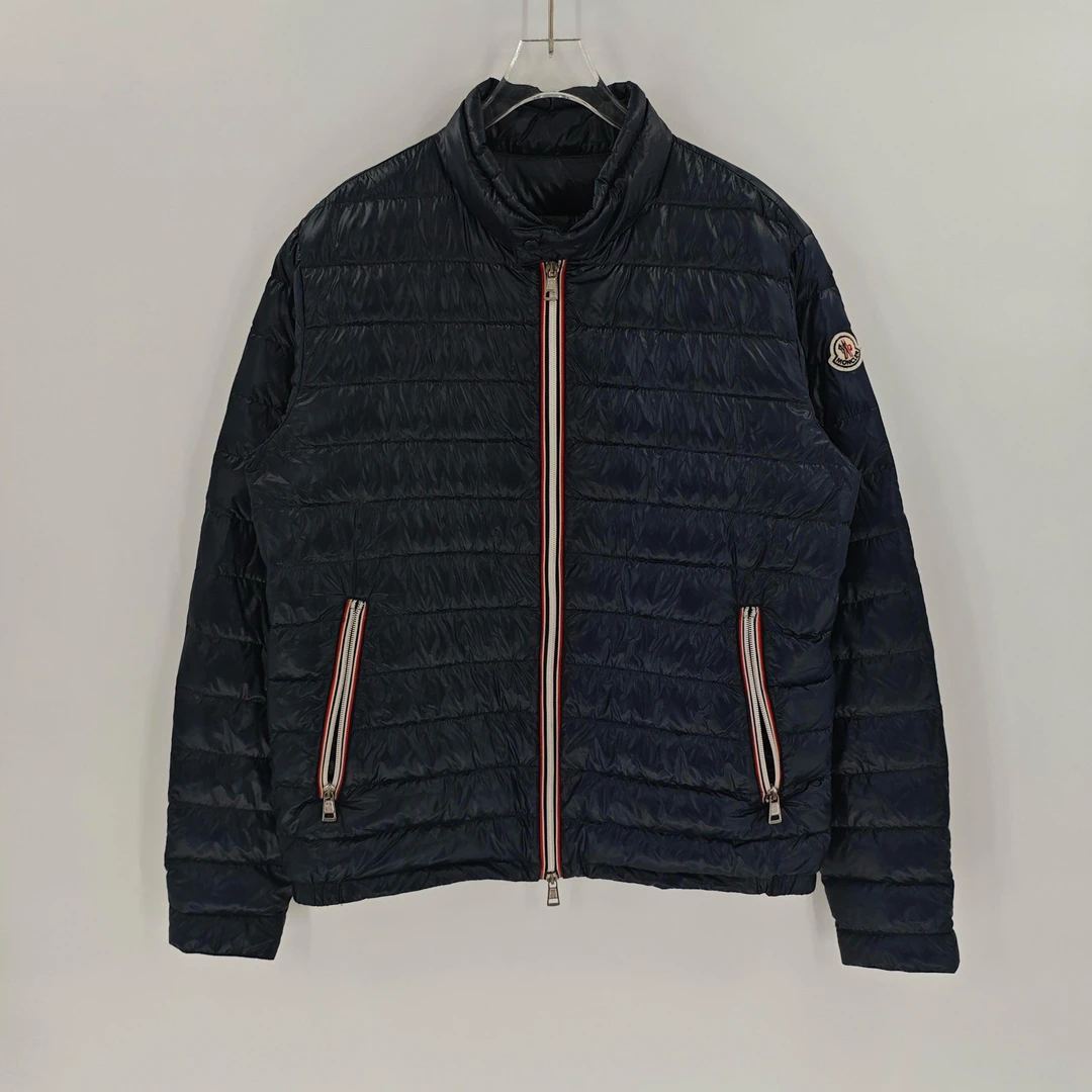 99新 MONCLER 蒙口   藏青色轻薄款前襟彩条羽绒服/2码/Sw24603