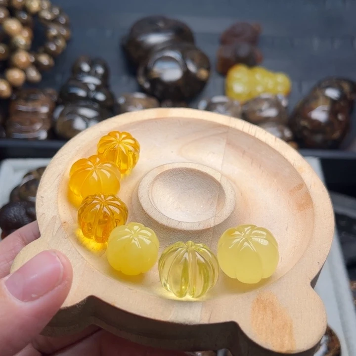 琥珀未镶嵌颈饰蜜蜡