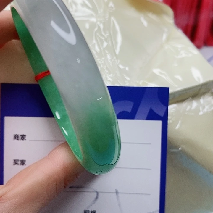 翡翠手镯未镶嵌翡翠