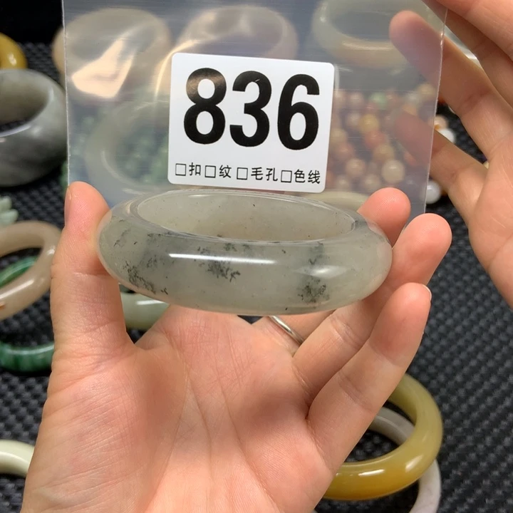 石英质玉手镯未镶嵌小**?