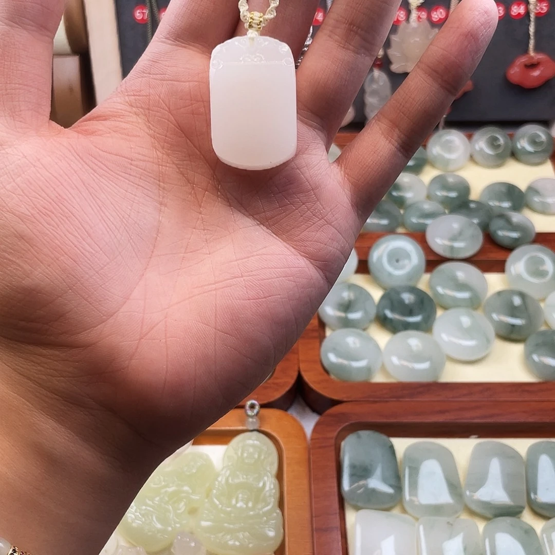 石英质玉未镶嵌颈饰