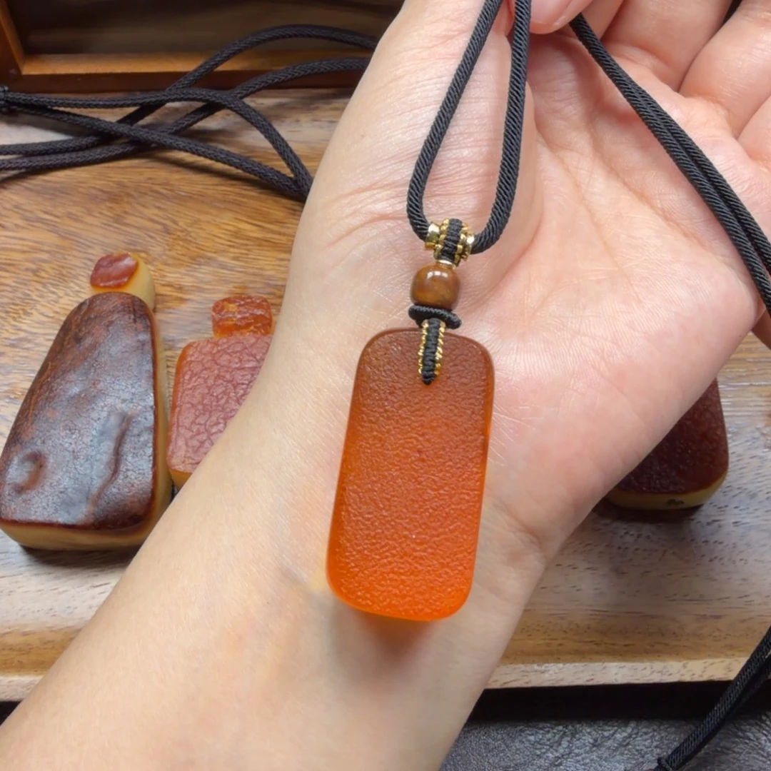 琥珀未镶嵌吊坠(赠链)