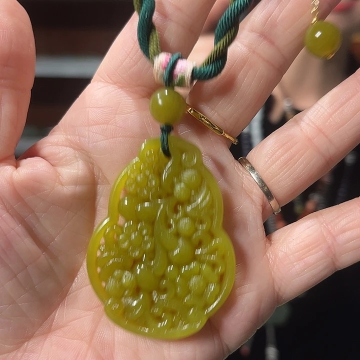 颈饰未镶嵌和田玉（糖玉）