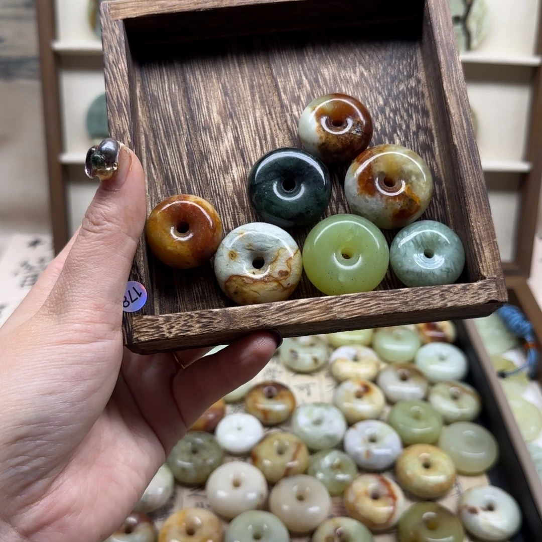 岫玉平安扣，拍一发六未镶嵌中**二