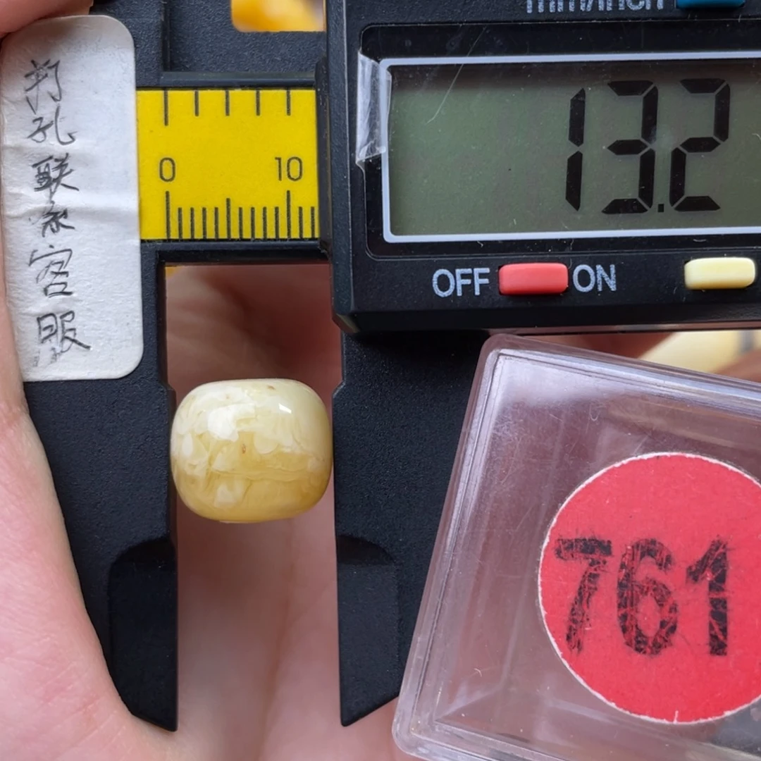 蜜蜡未镶嵌珠宝奇石瑕疵