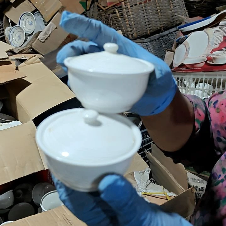瓷片盘子碗茶壶啥都有