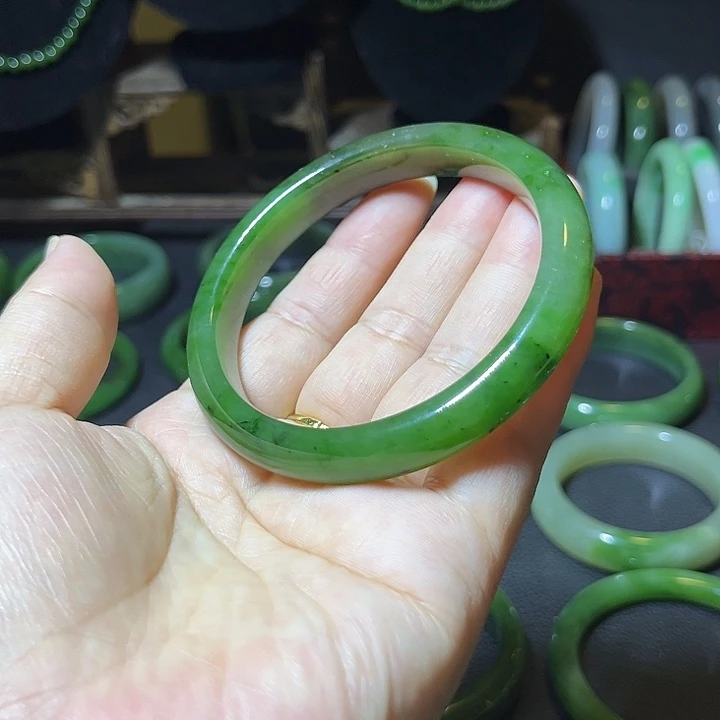 和田玉未镶嵌手镯