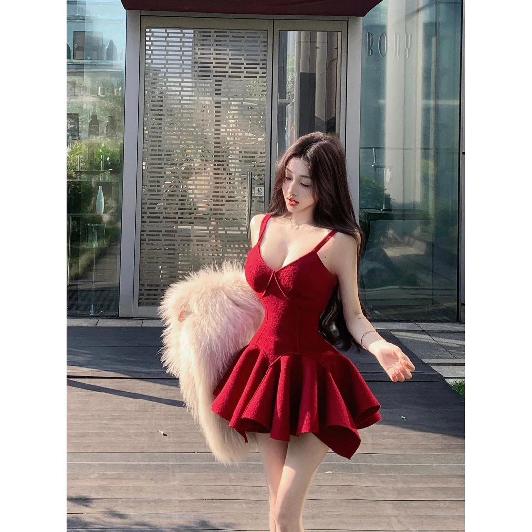法式红色v领吊带连衣裙女冬季修身收腰蓬蓬短裙设计感纯欲a字裙子