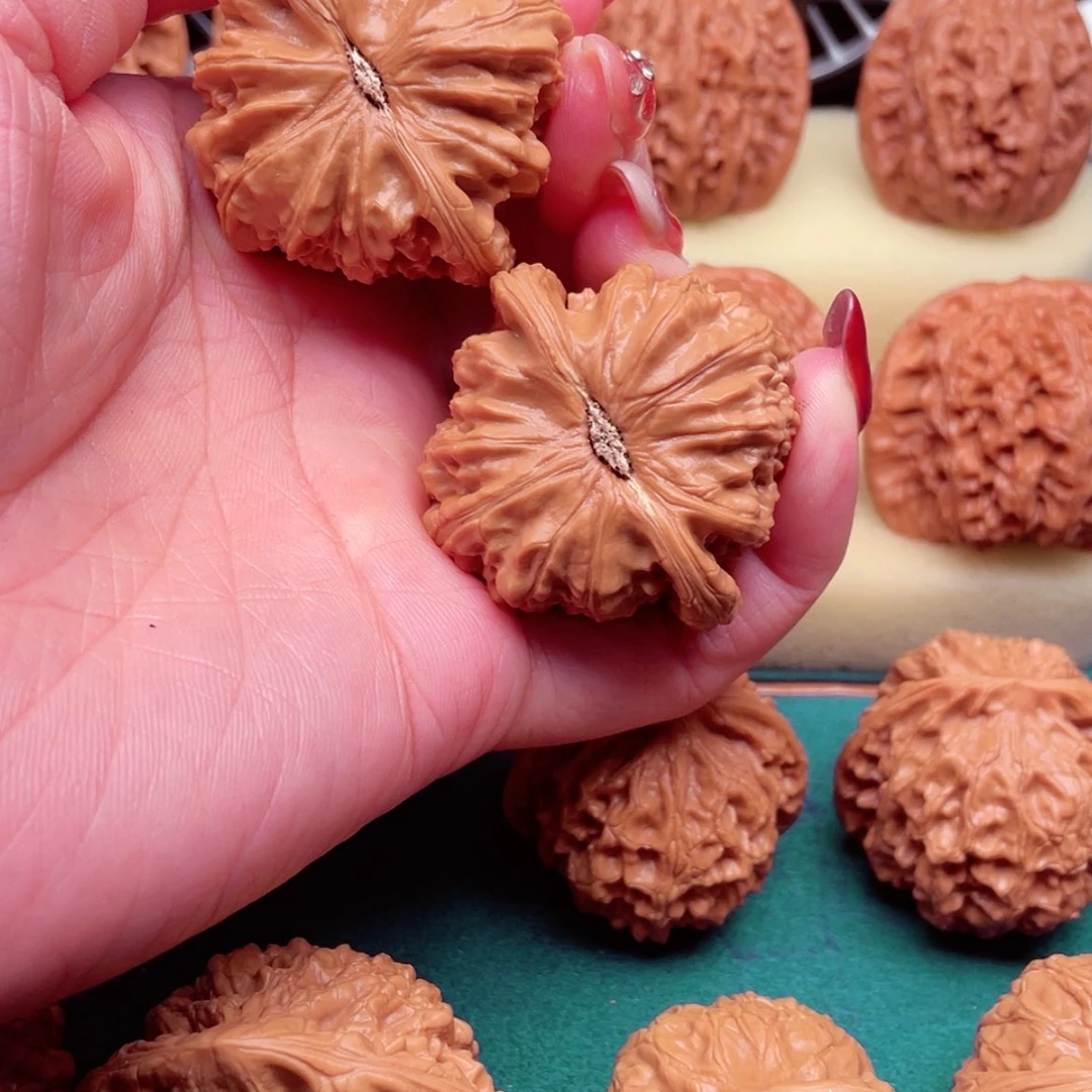 【闪购商品】吊坠桃核梵*诺白狮子42+