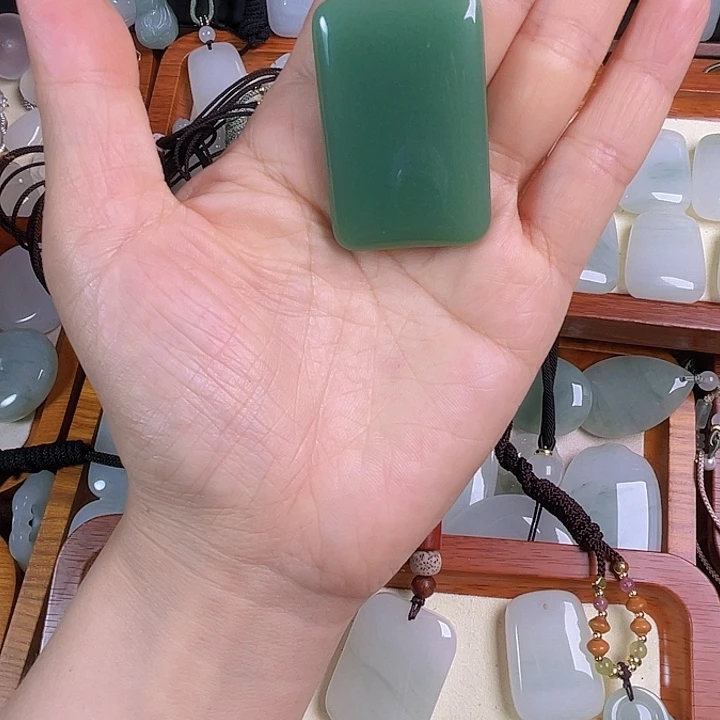 颈饰未镶嵌石英质玉
