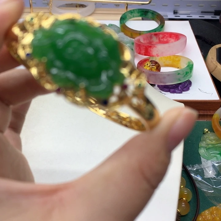 颈饰未镶嵌翡翠吊坠