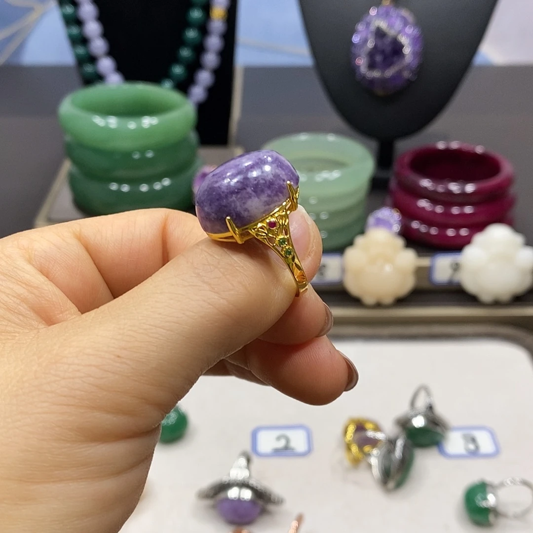 石英岩玉未镶嵌颈饰