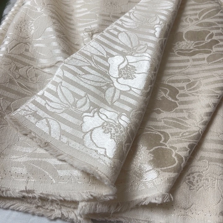 米白条纹提花1米。