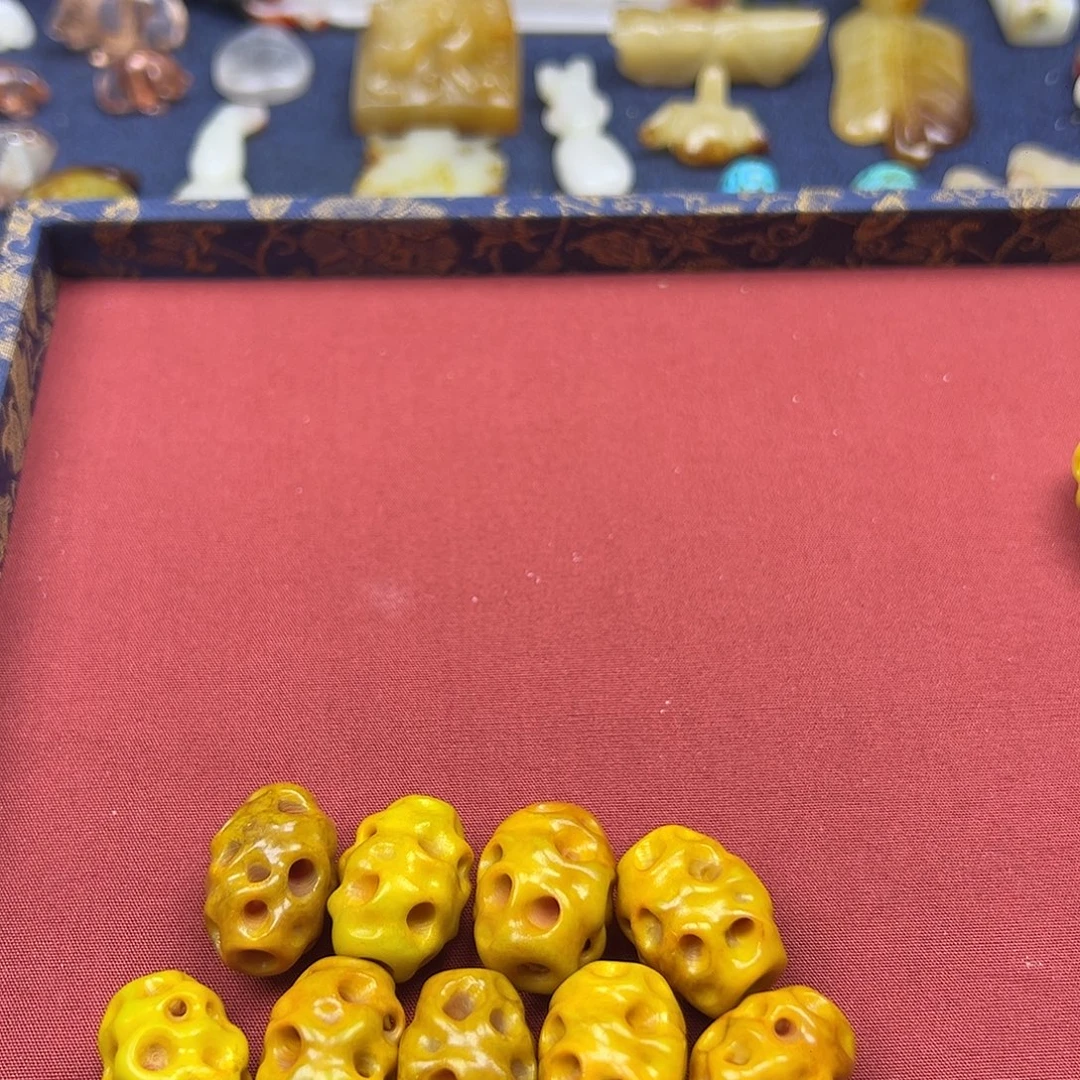 自***人和田玉（黄玉）未镶嵌挂件