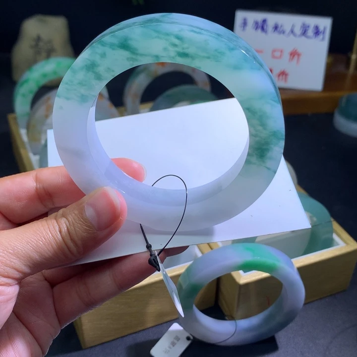 定制翡翠未镶嵌翡翠手镯