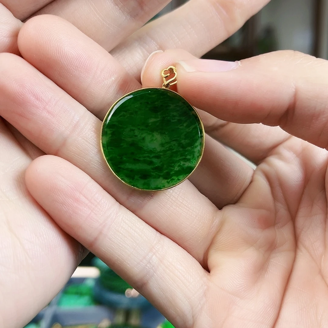 翡翠颈饰18K金镶嵌吊坠多样性