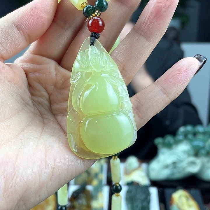 蛇纹石玉颈饰未镶嵌