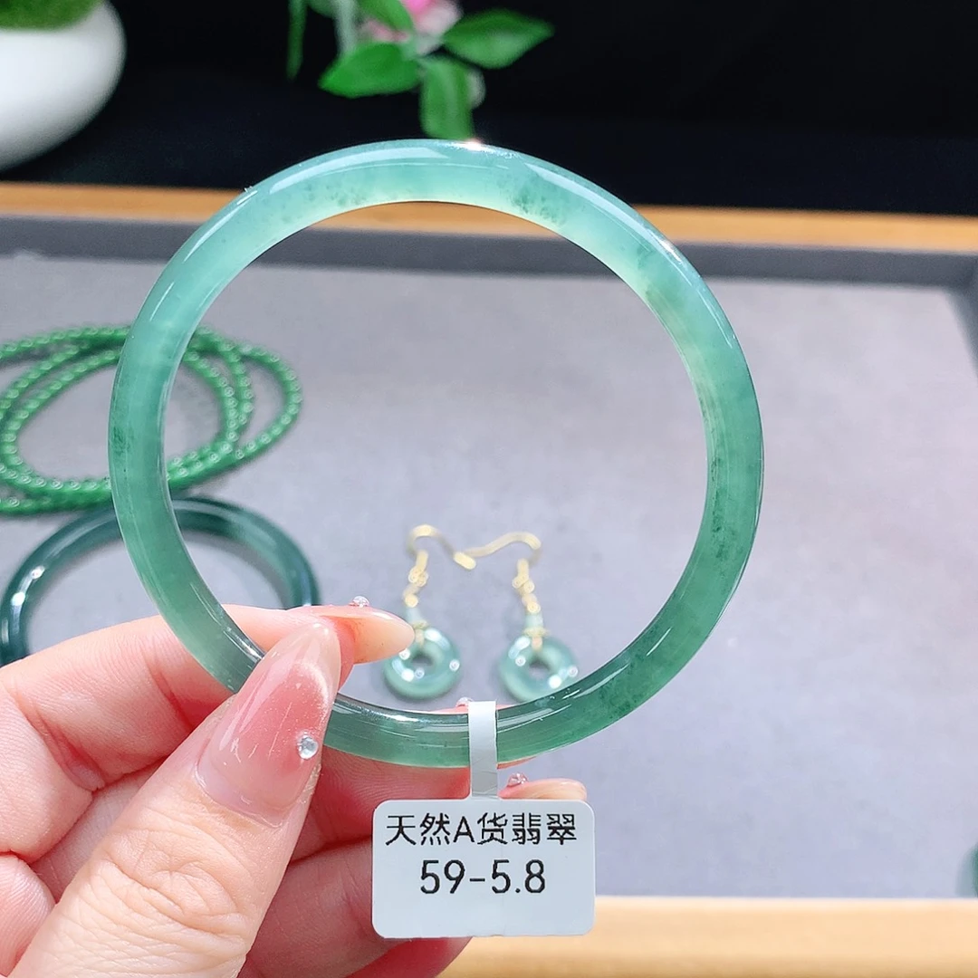 未镶嵌手镯（圆镯）翡翠