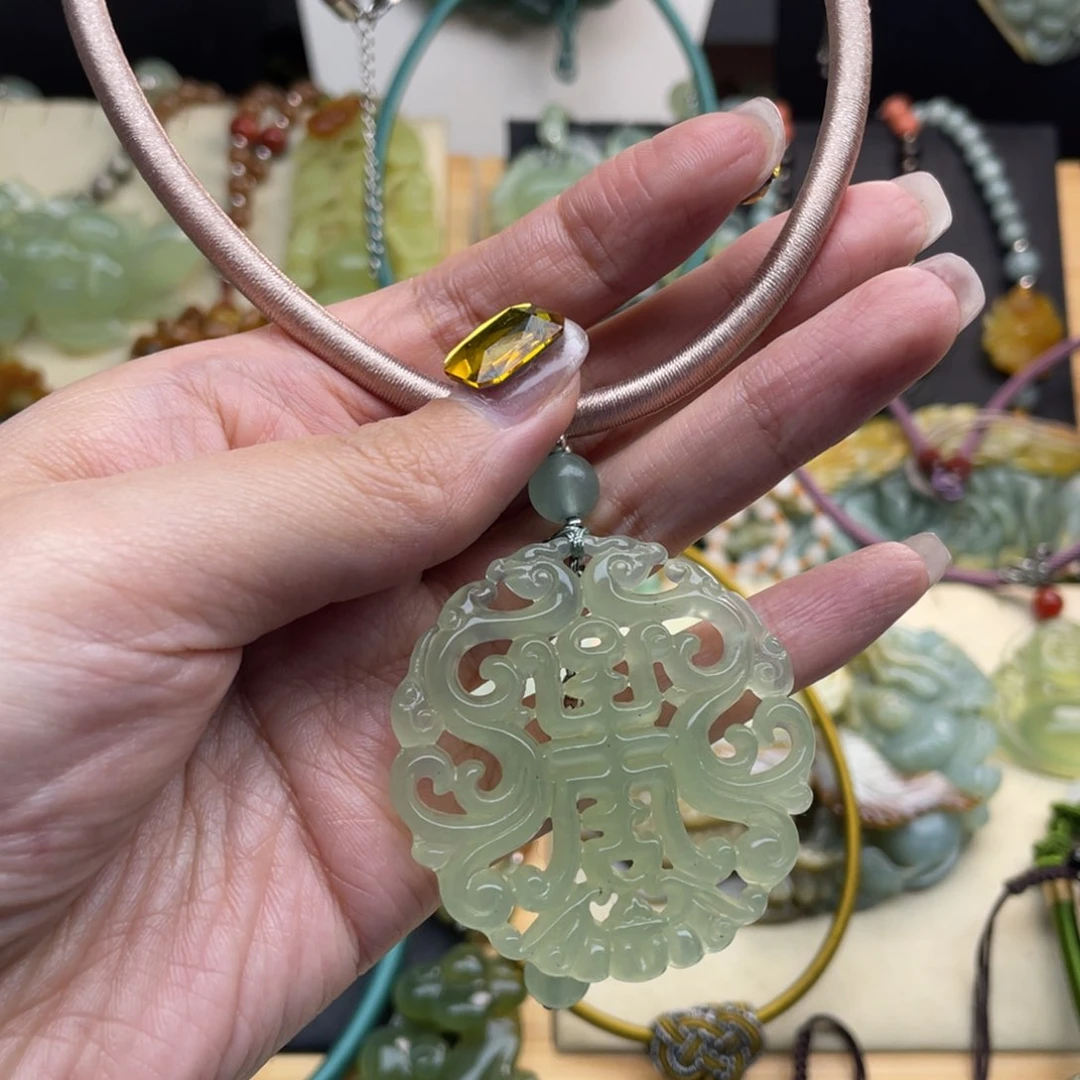 蛇纹石玉颈饰未镶嵌