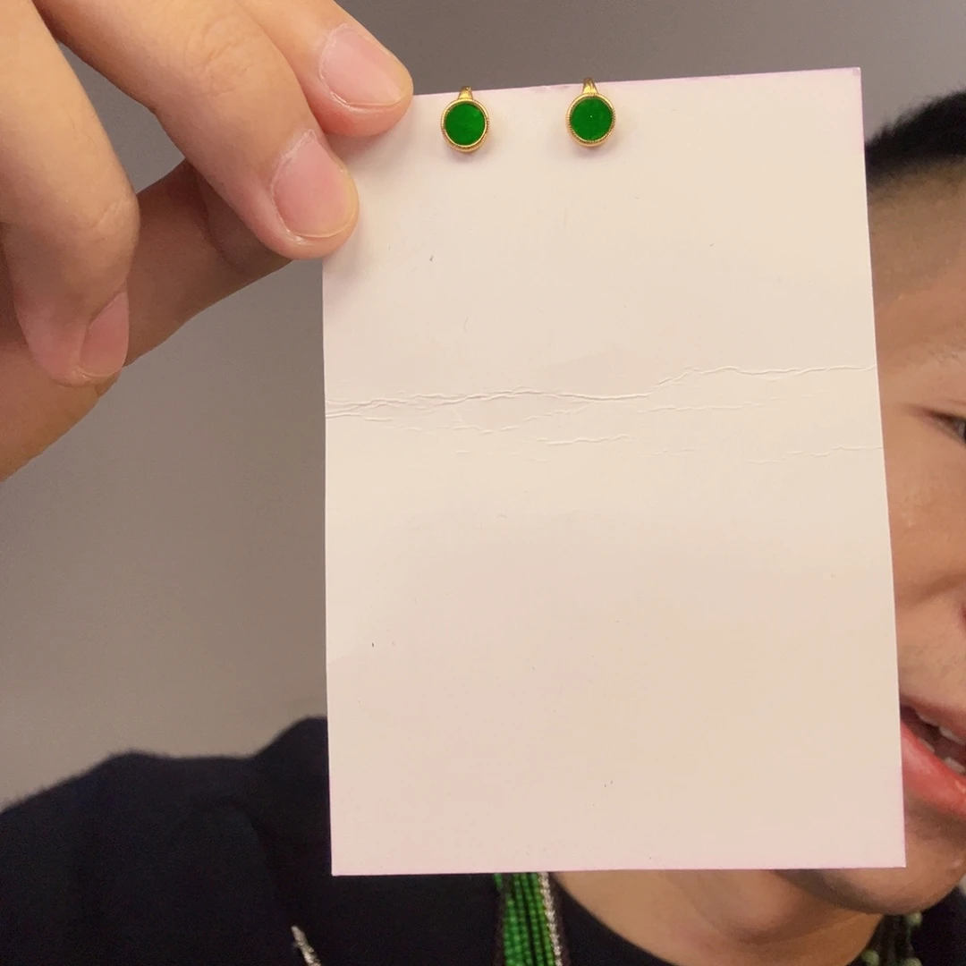 翡翠未镶嵌颈饰一对