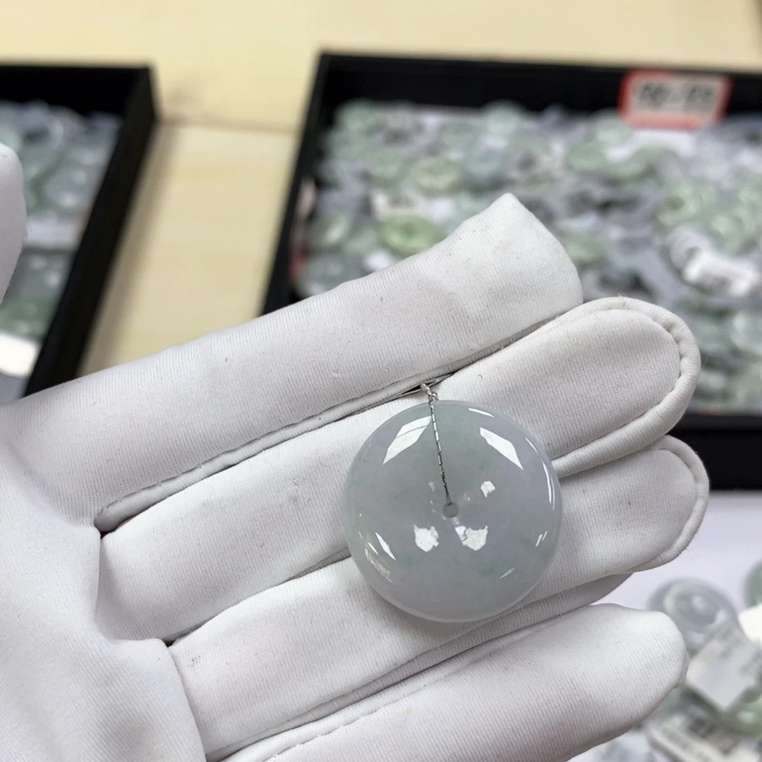 翡翠颈饰未镶嵌平安扣