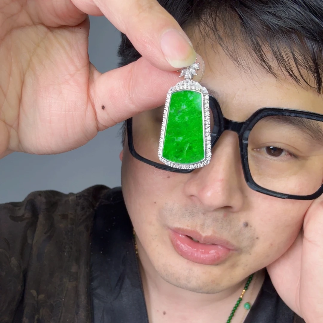 翡翠未镶嵌颈饰一件